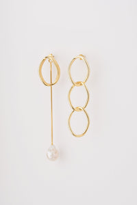 Gold mismatch oval chain earrings with pearl drop