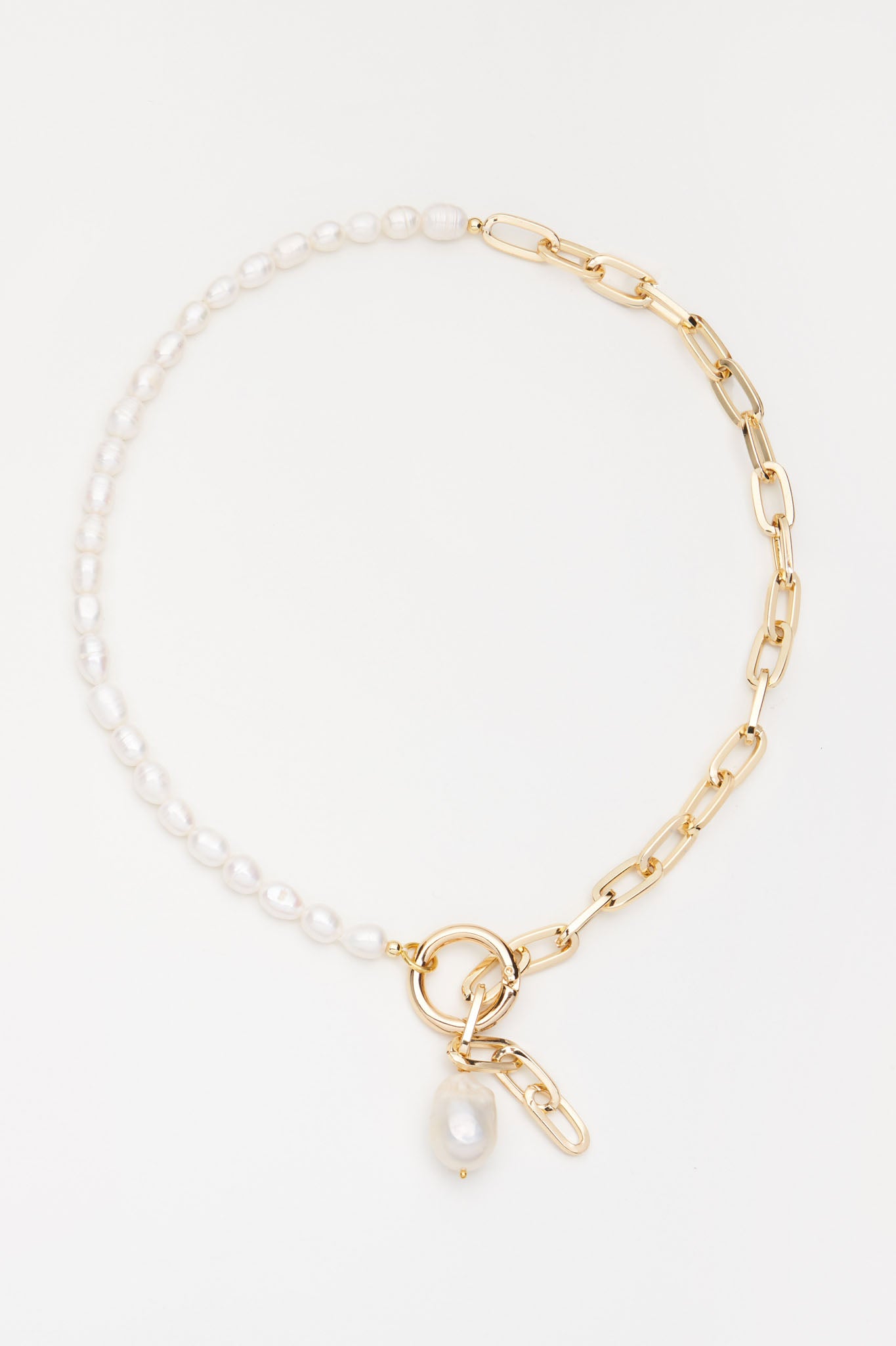 Pearl and gold chain necklace with pendant