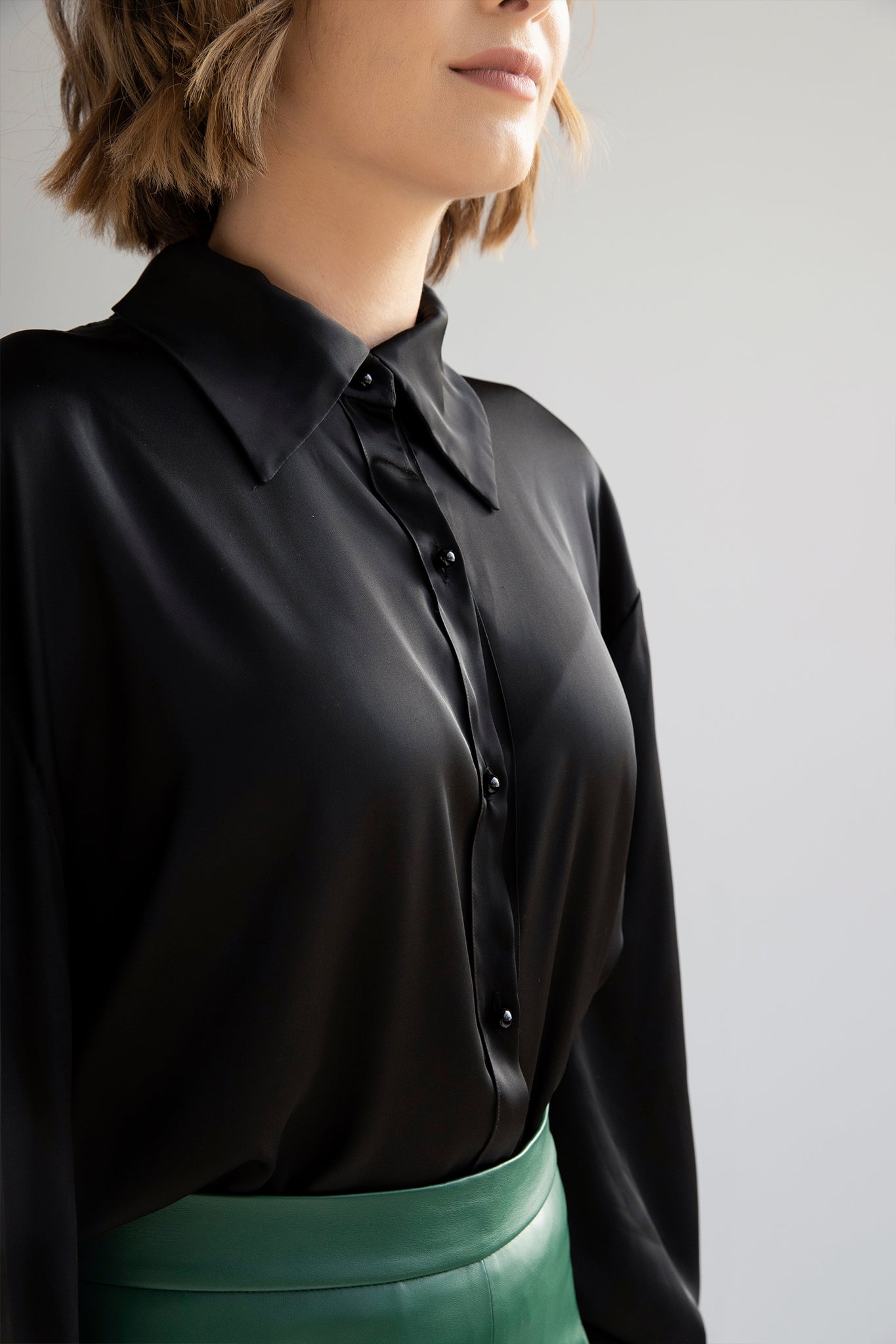 Oversized silk cropped shirt in black