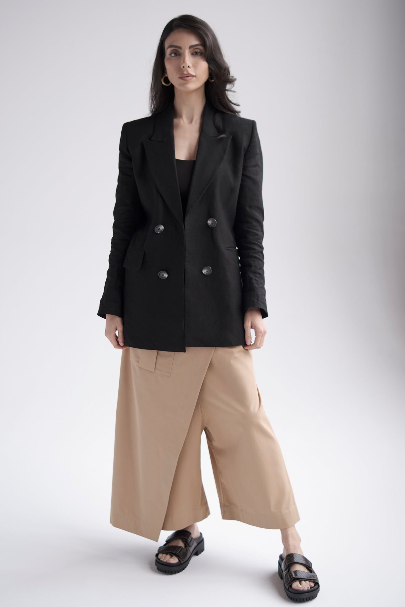 Linen blazer with pockets in black