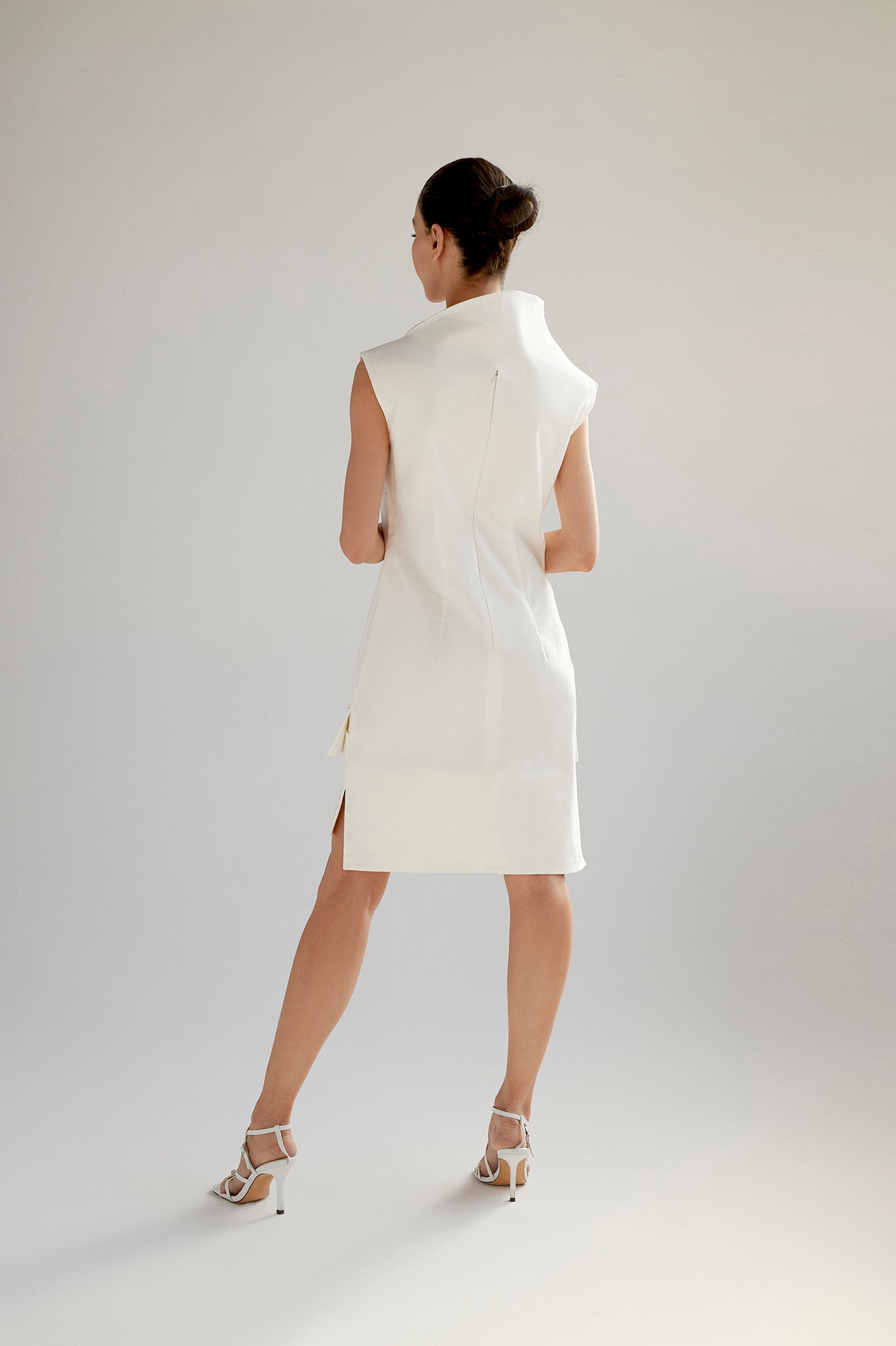 Cap sleeve short dress with hanging pockets in white